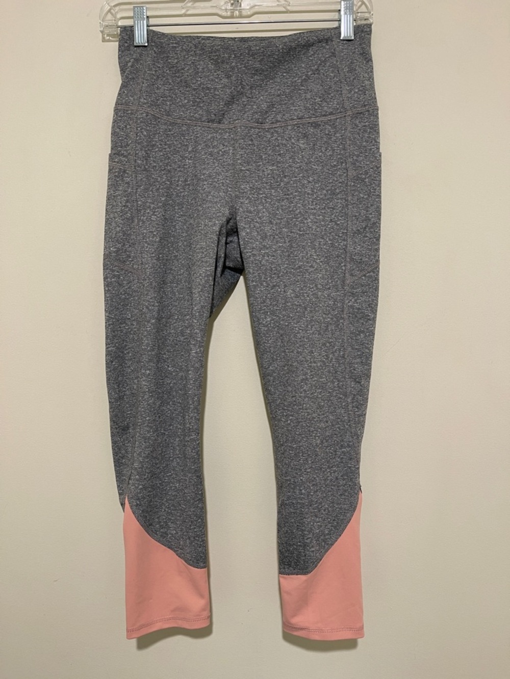 GAIAM 3/4 Gray Leggings with Peach Hem Accent, size small.